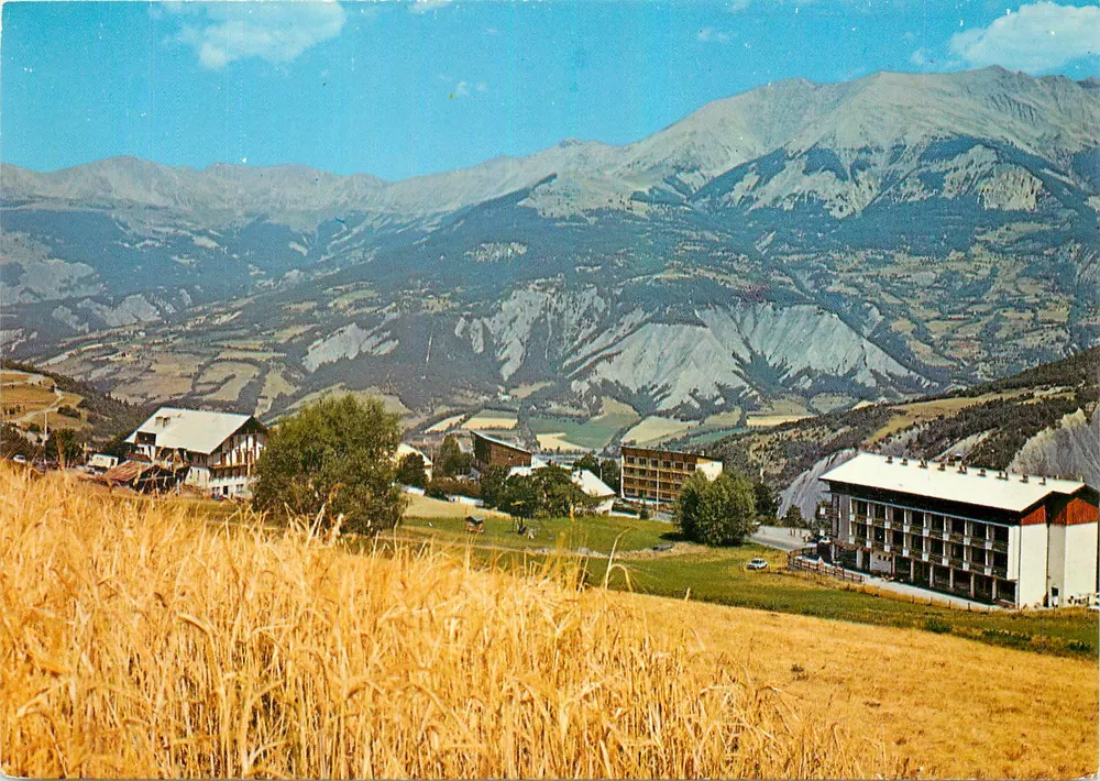 Le Sauze (Alpes-de-Haute-Provence) — Ein Blick auf die Station im Sommer — Comblier Imprimeur Mâcon - Vorderseite