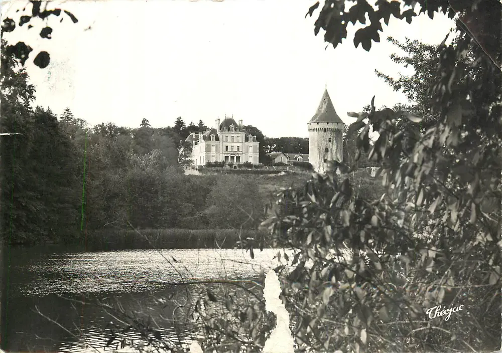 Château de Théojac — vue du château et de la tour avec étang — éditeur Théojac - Recto