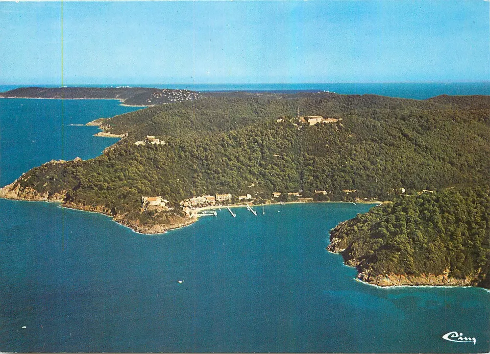 Port-Cros (Var) — Allgemeine Luftaufnahme — Éditions S.M.D. Impressions Combier - Vorderseite