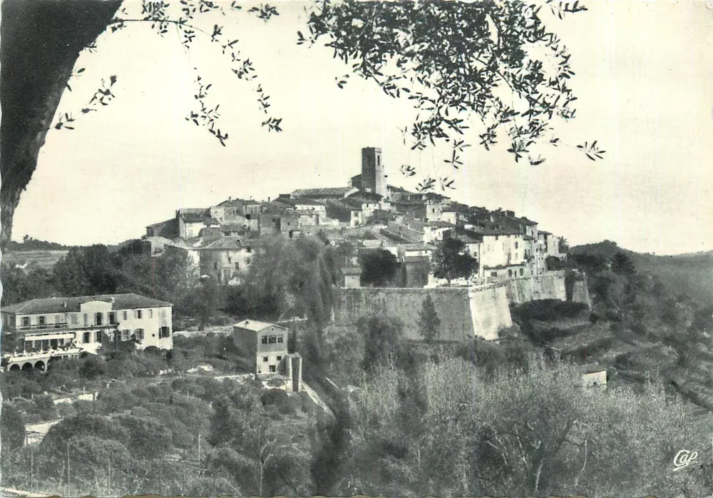 St-PAUL-de-VENCE — Vista através dos Oliveiros — Cie des Arts Photographiques, 44, rue Latellier - Frente