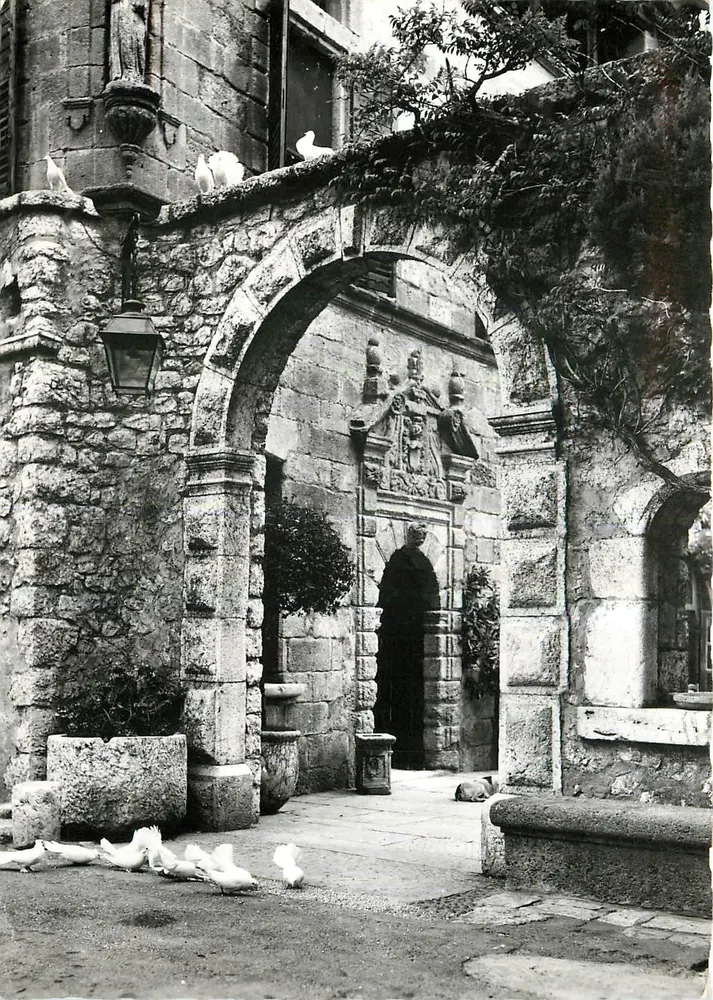Entrée de la Colombe d'Or — Saint-Paul (Alpes-Maritimes) — Éditions GILLETTA - Recto