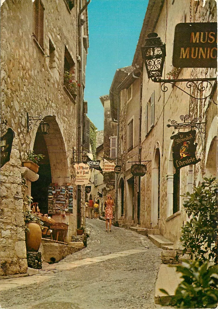 Saint-Paul-de-Vence — rua estreita com livraria e museu municipal — editor não visível - Frente
