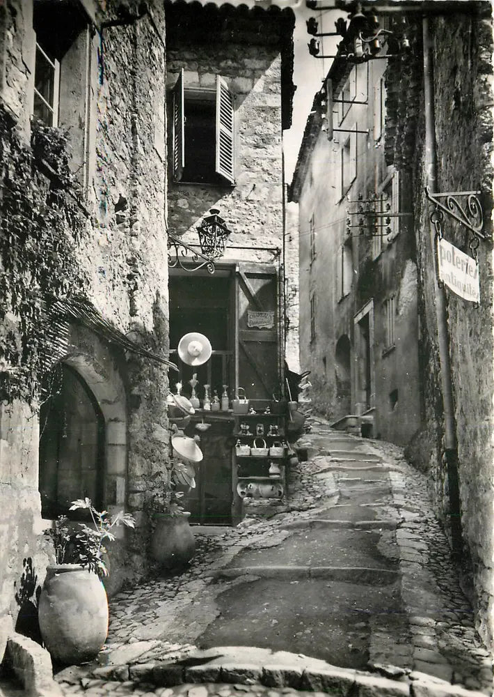 Ruelle pavée à Saint-Paul - La Côte d'Azur — Les Éditions Véritable - Recto