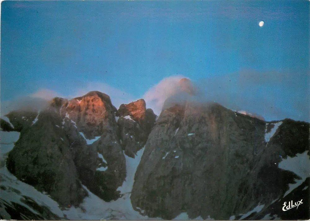 Hautes Pyrénées — Erste Lichter der Dämmerung über den Vignemale 3298 m — Edition A. Doucet, Lourdes - Vorderseite