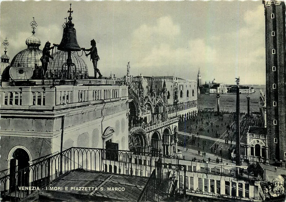 Veneza - Os Mori e Piazzetta S. Marco — vista de um telhado com as estátuas dos Mori e a Piazza San Marco - Frente