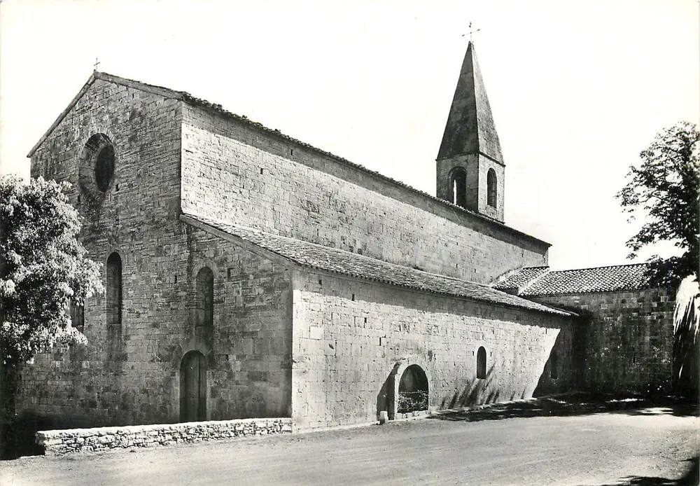 Die Abtei Thoronet (Var) — Die Kirche aus südwestlicher Richtung — Service Commercial Monuments Historiques, Paris - Vorderseite