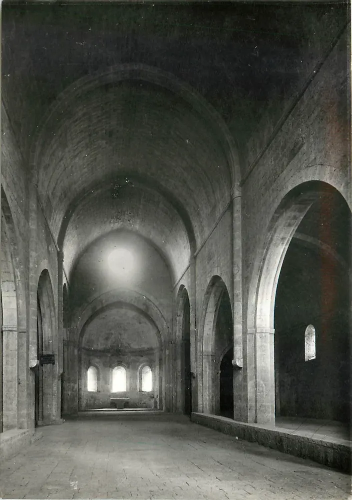 Das Kloster Thoronet (Var) — Die Kirchennef aus westlicher Sicht — Service Commercial Palais Historiques, Grand Palais, Avenue Alexandre III, Paris - Vorderseite