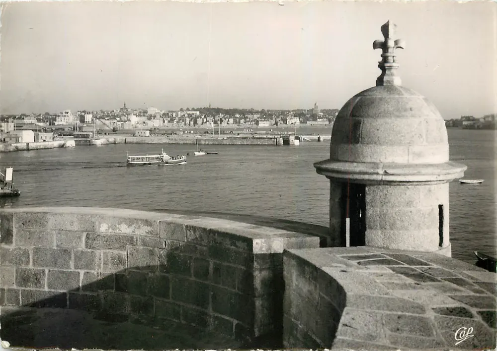 Saint-Malo — Ansicht von Saint-Servan von den Mauern aus — Réal-Photo - Vorderseite