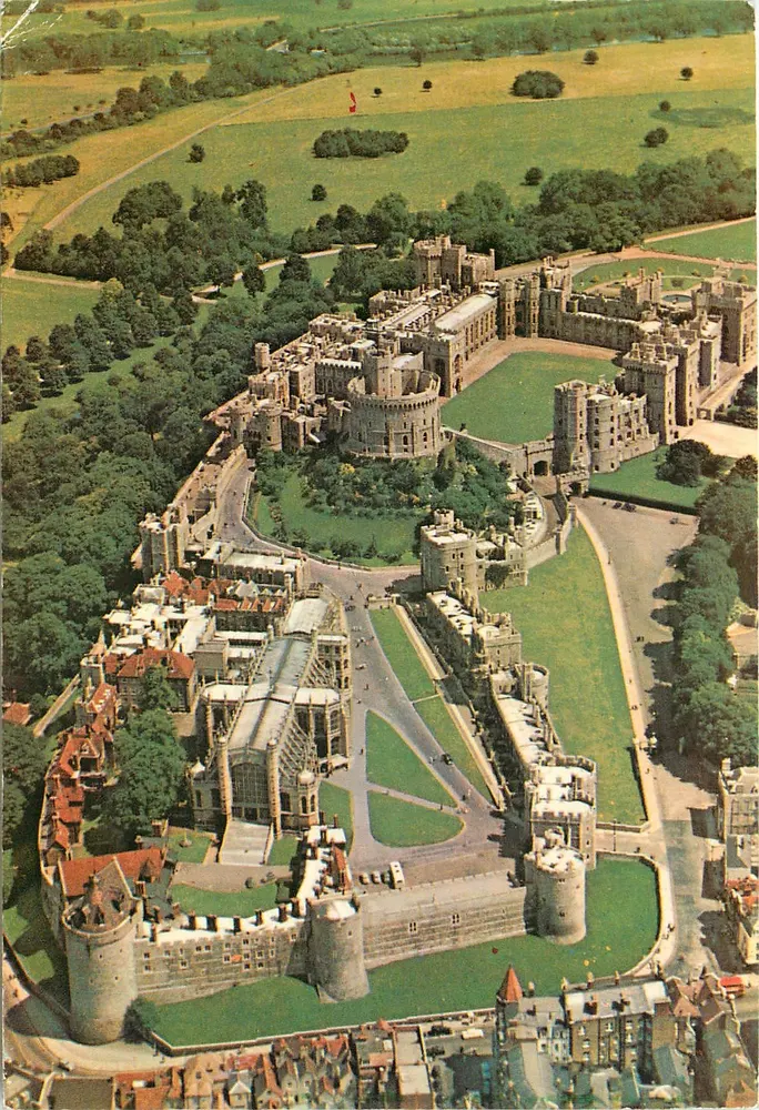 Castello di Windsor — vista aerea — Richmond Theatre Photographic Postcard Co. Ltd. London - Recto