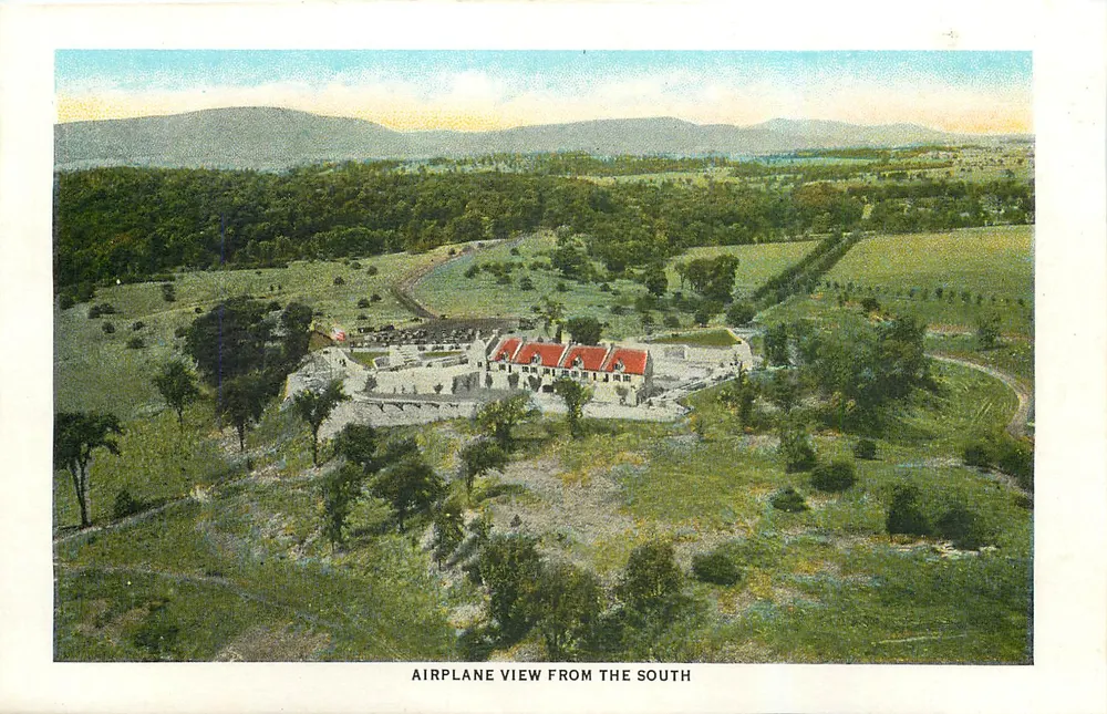 Vue aérienne du sud — Ethan Allen Stairway, West Barracks - Recto