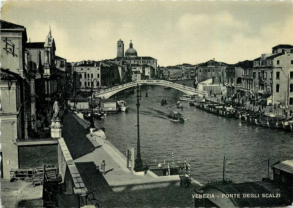 Veneza - Ponte degli Scalzi — vista do canal com barcos - Frente