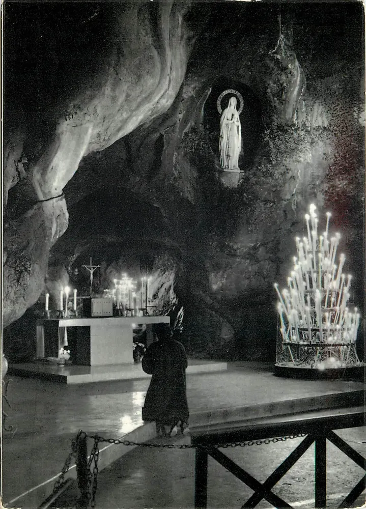 A Gruta de Lourdes — noite — Centro Mundial de Pelerinagem - Frente