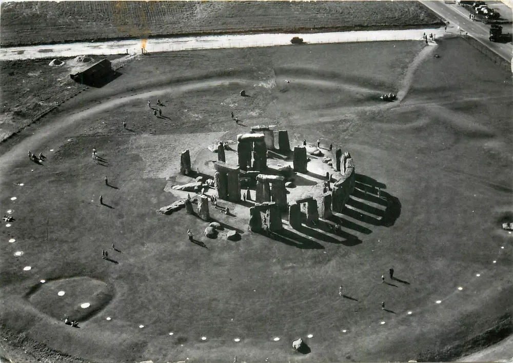 Stonehenge, Wiltshire — vista aerea sud-est — Ministry of Public Building and Works, Air Photographs, Ltd. - Recto