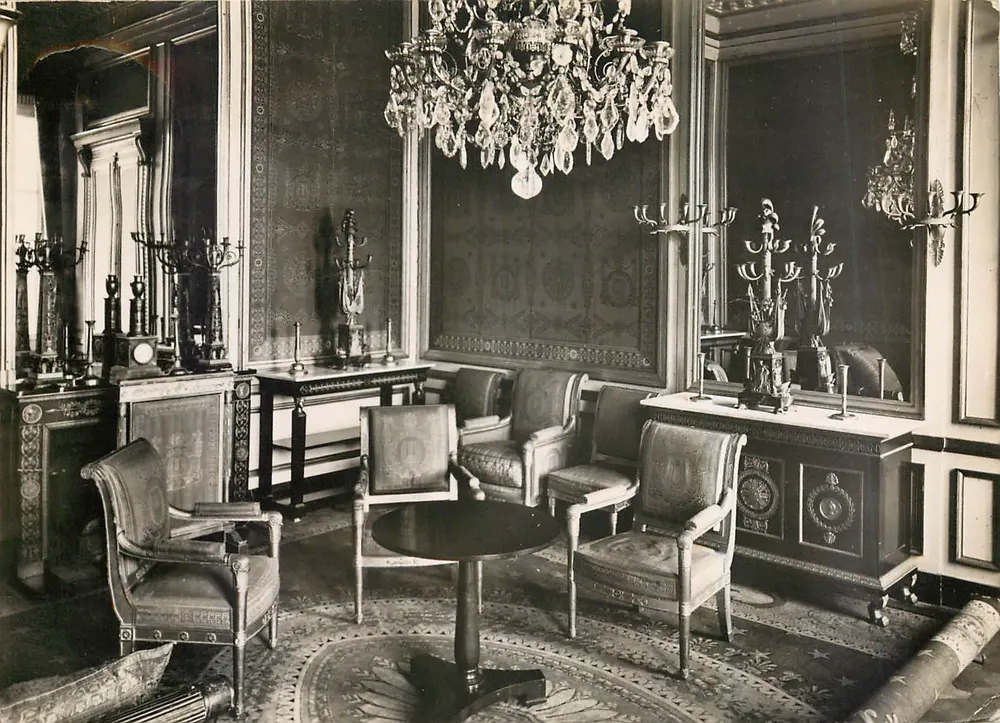 Fontainebleau (S.-et-M.) — O Castelo, Grandes apartamentos de Napoléon Ier, O Salão vermelho chamado Cabinet de l'Abdication — Service Commercial Monuments Historiques, Paris - Frente
