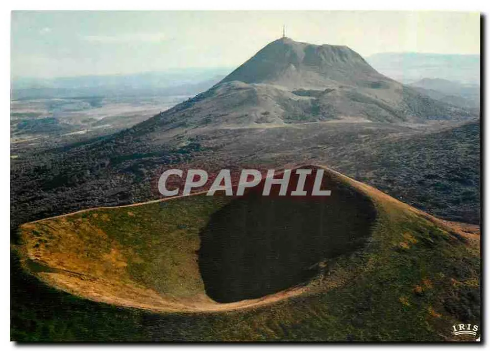 Le Puy de Dôme (alt. 1485 m) — Im Vordergrund ein alter Vulkan: Puy du Pariou — Lumicad - Vorderseite