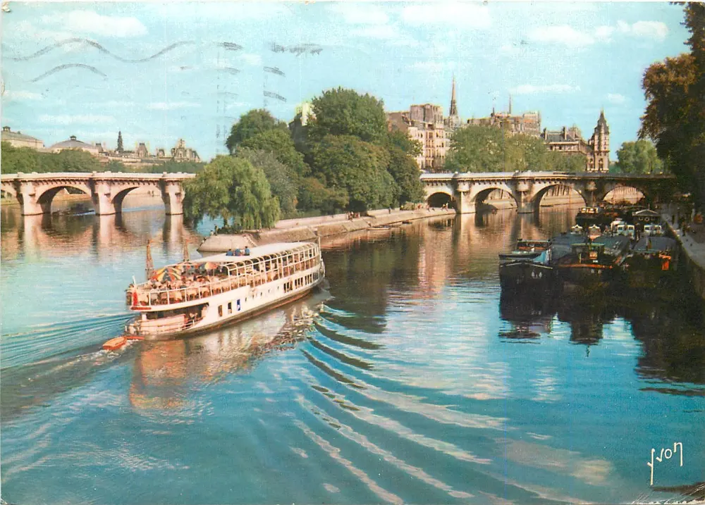 Promenade en bateau sur la Seine — à droite et à gauche le Pont-Neuf, au centre la Cité — Éditions d'Art 'YVON' - Recto