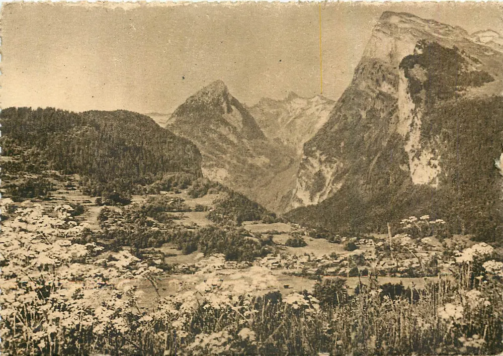 सैमोंस (हाट-सैवोय) — गांव और पहाड़ों का व्यापक दृश्य — ऑप्टिक डुनोयर, अनेमैस - आगे