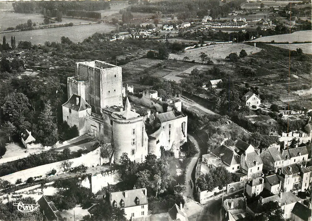 Loches (Loir-et-Cher) — De Donjon en de Ronde Toren — Middeleeuwse Stad Loches - Voorkant