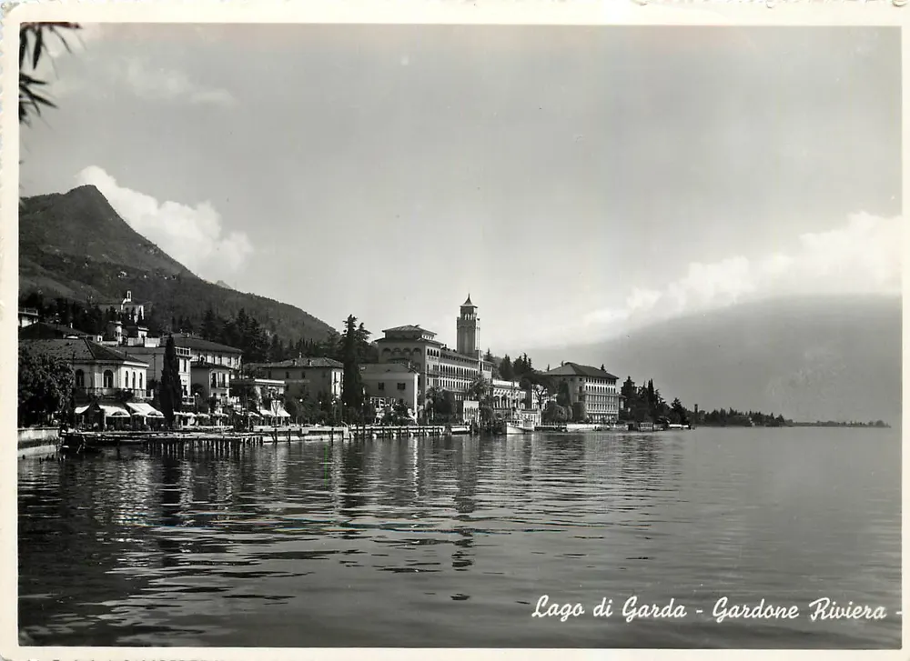 Jezioro Garda - Gardone Riviera — widok jeziora i budynków — Wyd. M. ROSSI, nr 1433 - Awers