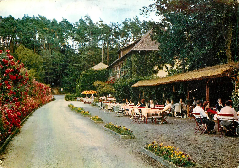 Terrasse und Restaurant in Bagnoles-de-l'Orne — Tal der Cour — Luftbild - Vorderseite