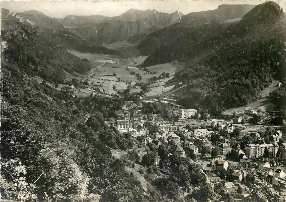 Mont Dore (P. de D.) — vista panorâmica do vilarejo encaixado — Edições S.L. 157, Clermont-Ferrand - Frente