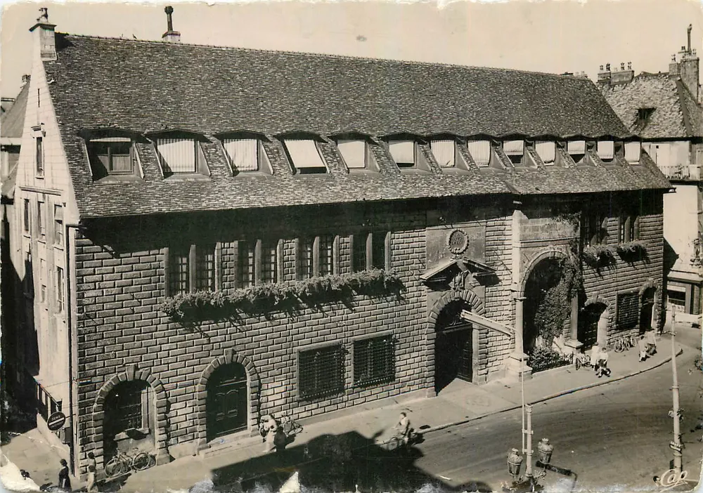 Besançon - L'Hôtel-de-Ville — view of the stone building with tiled roof and dormer windows — publisher: Cie des Arts Photographiques - Front