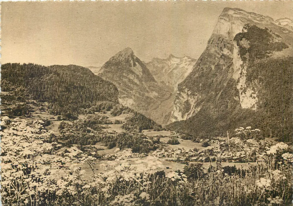 Samoëns (Haute-Savoie) — vista panorâmica das montanhas e do vilarejo — Óptica Dunoyer, Coleção Dunoyer - Frente