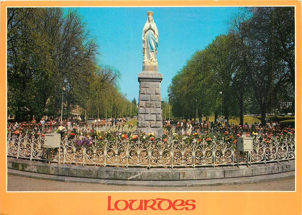 Estátua da Virgem Coroada em Lourdes — editor A. Doucet, número de série não visível - Frente