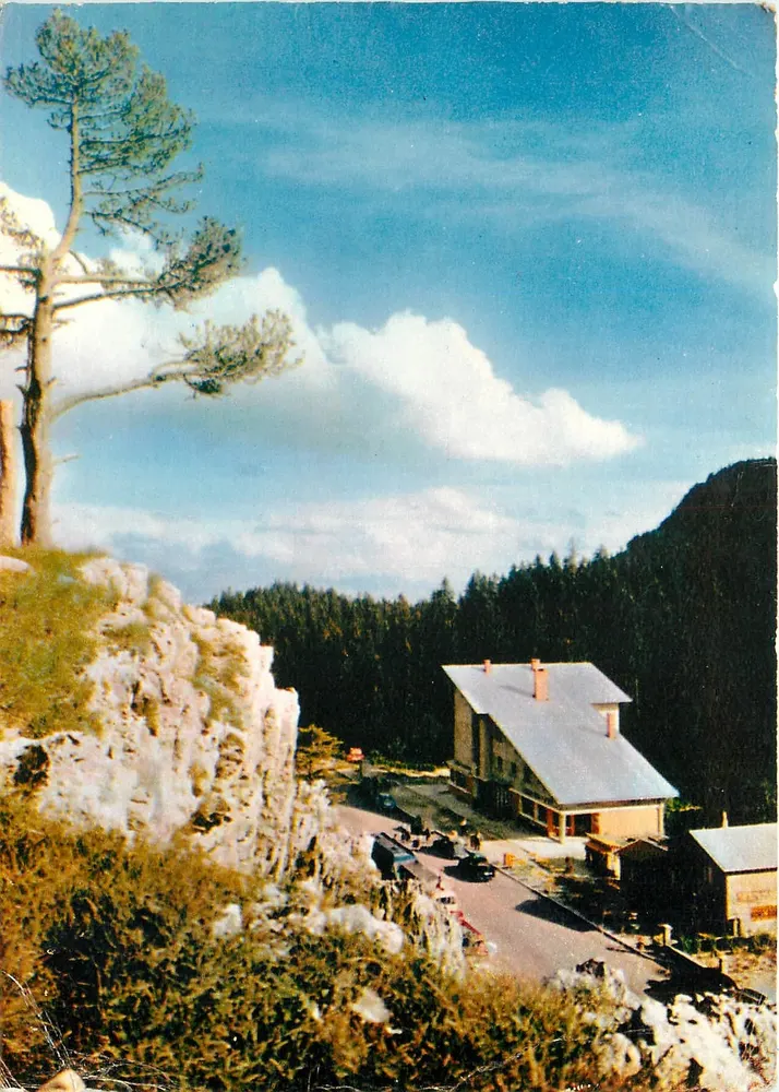 Der Col de LA FAUCILLE (Höhe 1323 m.) — Das pittoreske Franche-Comté — Les Éditions de l'État (Jura) n° C-H-122 - Vorderseite