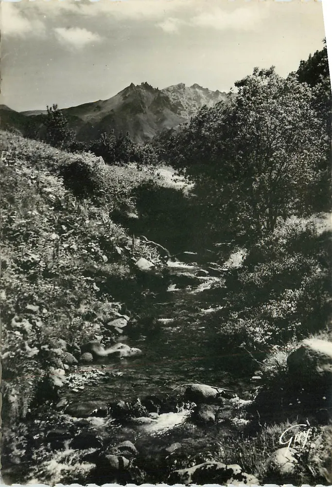 Mont-Dore-les-Bains — Die Dordogne am Fuße des Sancy (1886 m) — Verlag Art « GUY » 38, Rue St-Lambert-la-Gretoire, Paris - Vorderseite