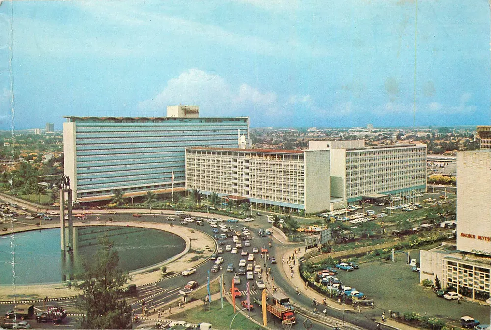 Hôtel Pancor — vue aérienne du complexe hôtelier avec piscine et circulation — éditeur : Printed by P.T. Repro Indonesia Co. Jakarta - Frente