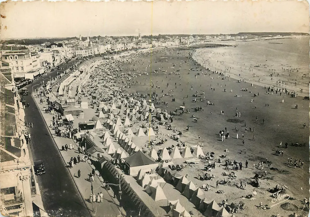 Les Sables-d'Olonne (Vendée) — Panoramablick auf den Strand und den Damm — Éditions d'Art 'Flor' - Niort - Vorderseite