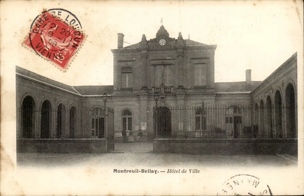 Montreuil-Bellay — Hotel de la Ciudad - Anverso
