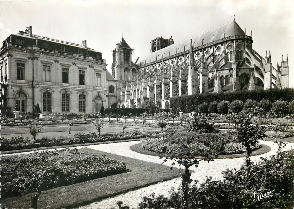 Rouerges — Das Rathaus und die Kathedrale Saint-Étienne — Éditions Valloire - Vorderseite