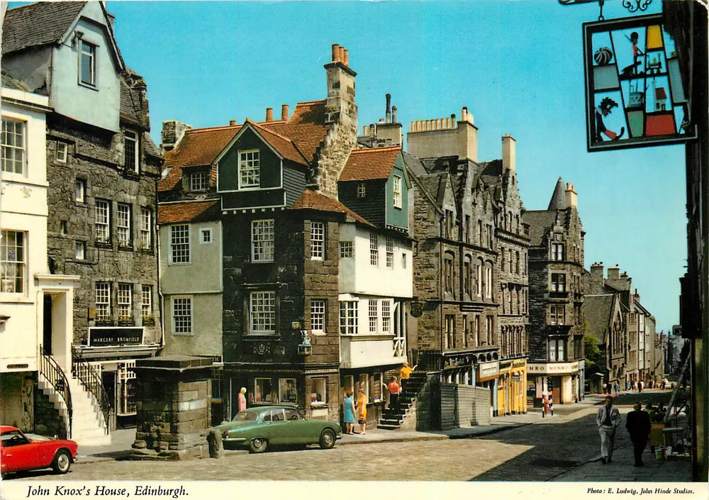 Casa de John Knox, Edimburgo — vista de rua com carros e letreiro — Foto: E. Ludwig, John Hinde Studios - Frente