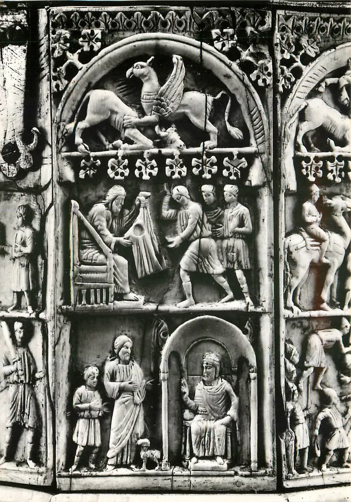 Cathédrale de Sens — Coffret byzantin — Service Commercial Monuments Historiques III - Paris - Recto