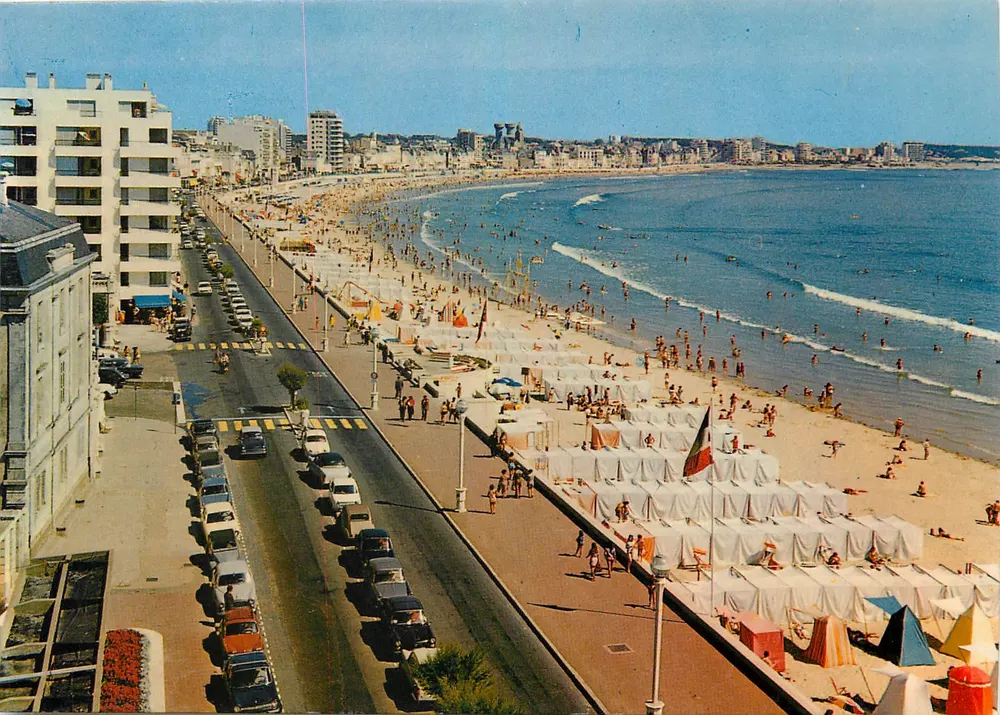 Les Sables d'Olonne (85) — Le Remblai e a Praia — Monocromática - Frente