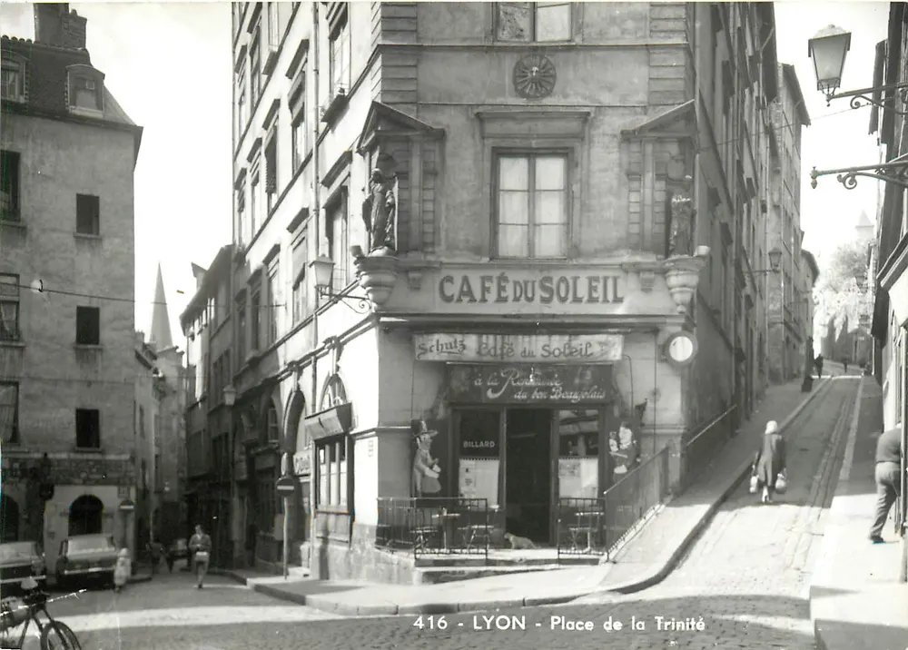 Café do Sol — Lyon, Praça da Trindade — Schutz - Frente