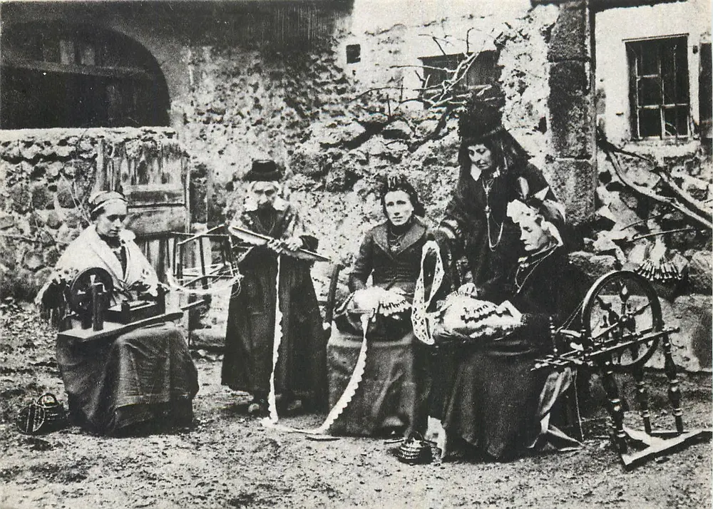 Couvigues et dentellières — Auvergne et Cévennes — Éditions Chavanac-Lafayette - Recto