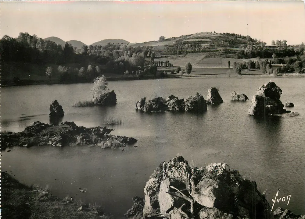 O lago da Cassièrère — cadeia dos Puys — Edições de Arte 'YVGN' — n° 2760 - Frente
