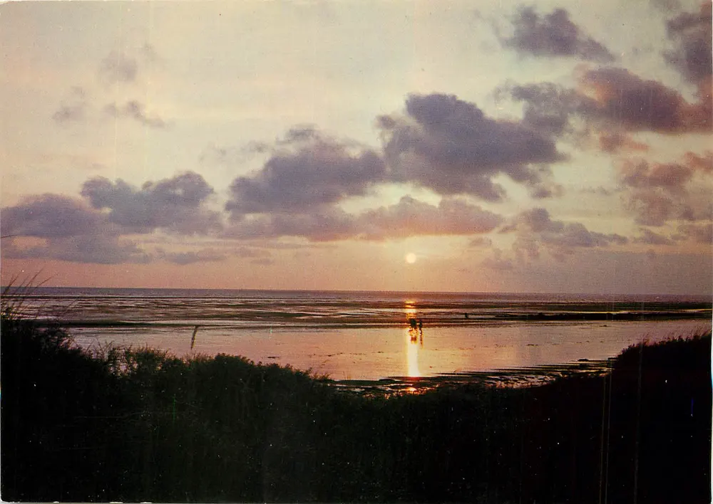 Pôr do sol — litoral da Manche — Éditions Fournier, 93700 Drancy - Frente