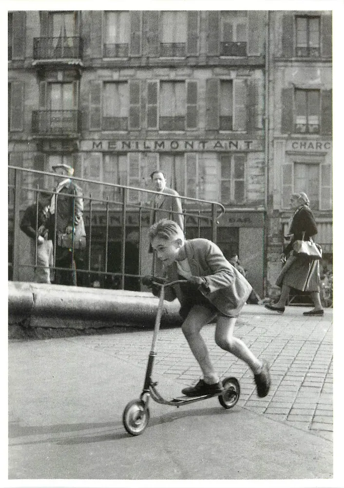 Enfant sur patin à roues — rue de Menilmontant, Paris — Robert Doisneau, RD39 - Recto