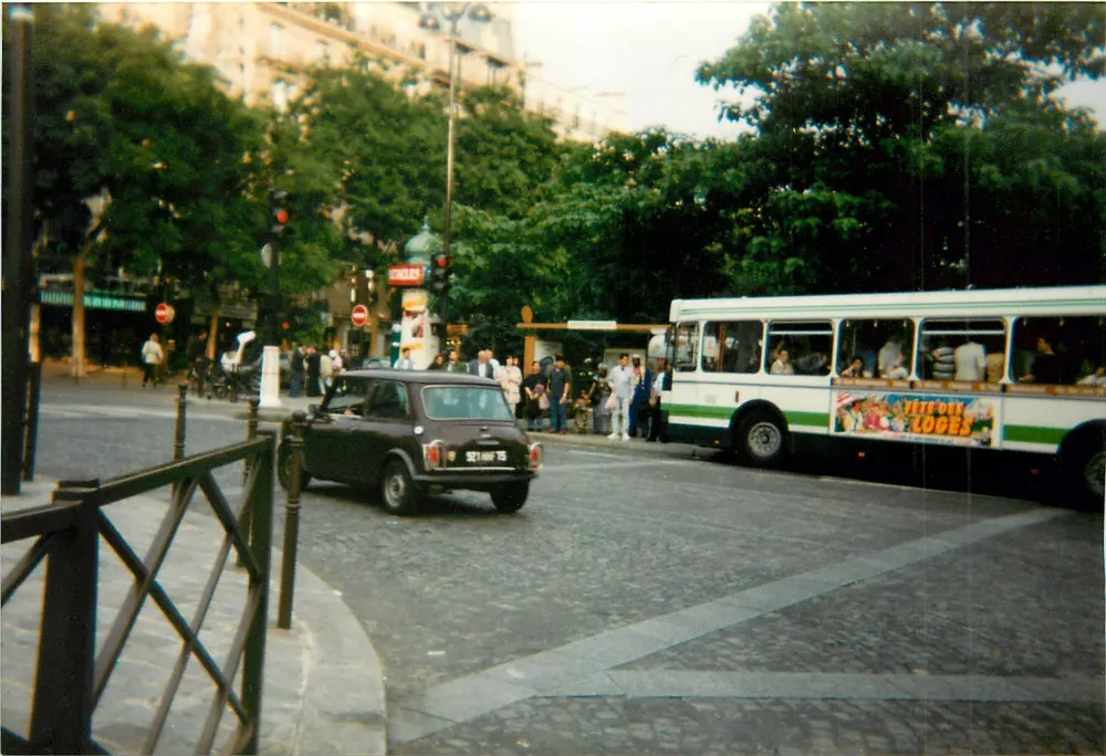 Place de la Madeleine — Paris — ônibus turístico e Mini Cooper - Frente