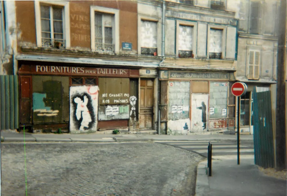 Rua dos Costureiros — loja fechada com grafites de Banksy — editor desconhecido - Frente