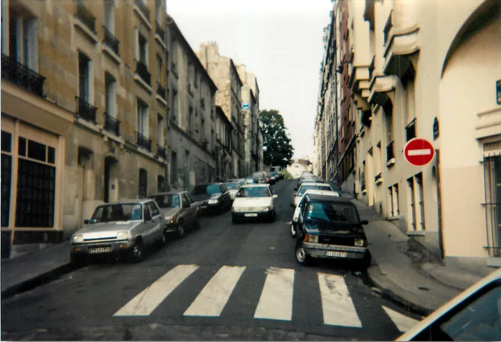 Vista de rua em cidade — sem editor ou número de série legíveis - Frente