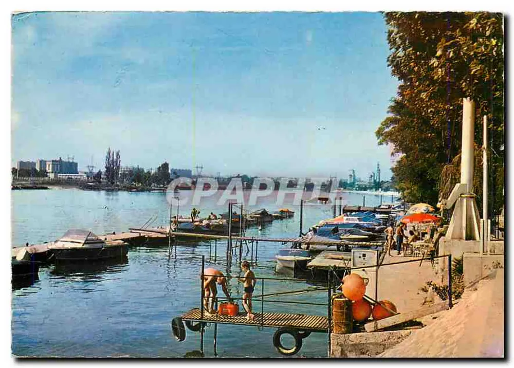 Port rekreacyjny — widok z nabrzeża i łodzi — Fotografia Raymon, Villeneuve-la-Grande - Awers