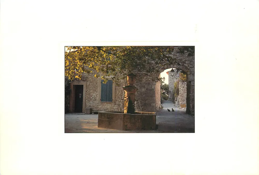 Fonte e arco em um vilarejo provençal — Éditions Subervie, n° P811 - Frente