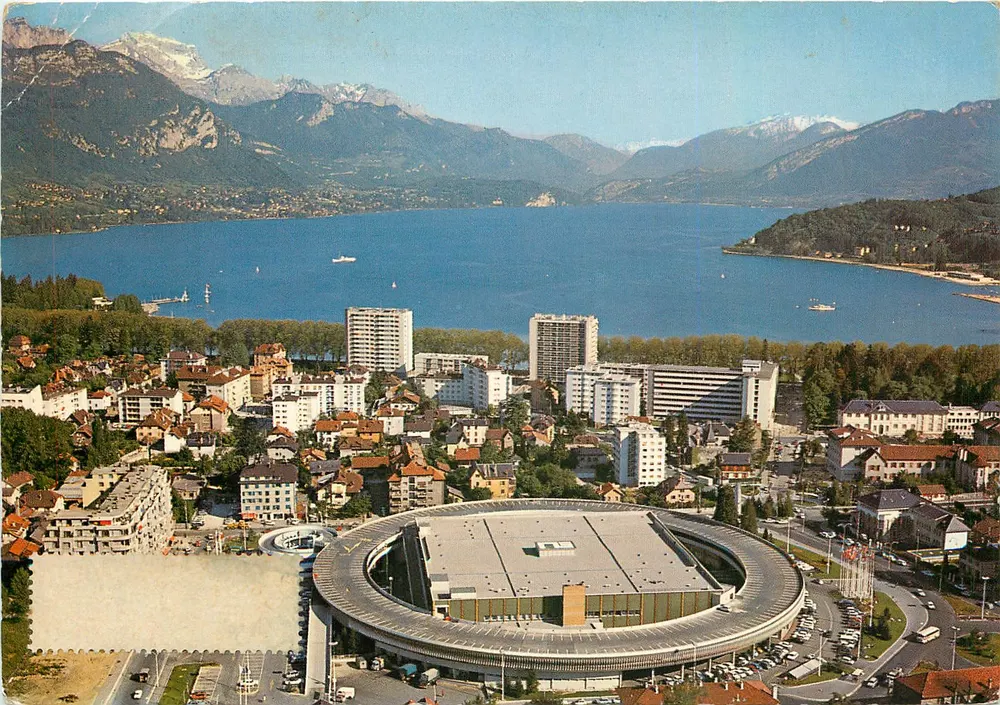 Annecy e seu Lago — Vista aérea, as Novas Galerias — Reprodução do editor - Frente