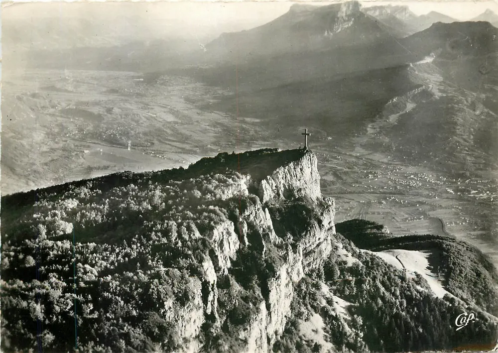 Der Nivolet (1556 m.) und das Granier-Massiv — Luftbild — Cie des Arts Photomécaniques Leellier, Paris - Vorderseite