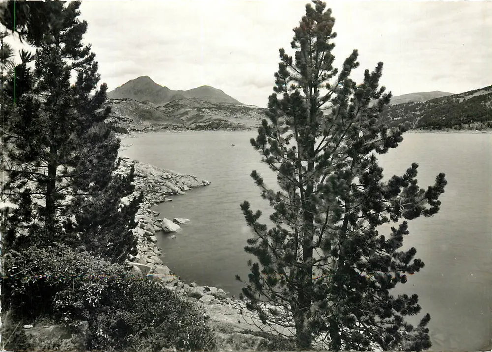 Lago das Bouillouses — vista do lago e do pico de Carlitte (2921 m) — Edições S.L. Lyon - Frente